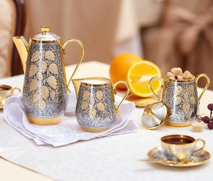 Sugar bowl with gilt "Hop"